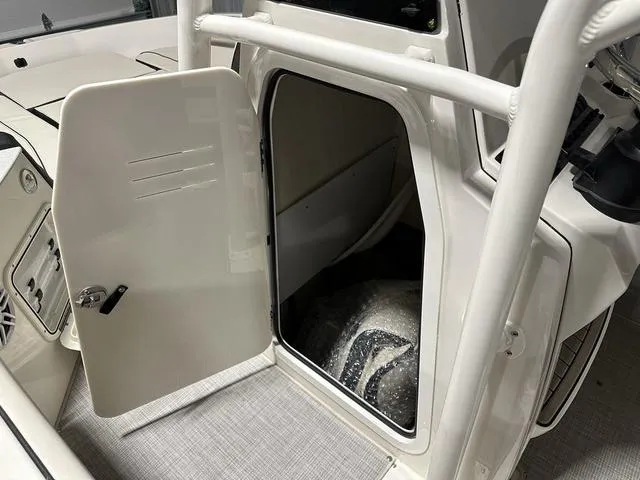 Slide: The Image of Stingray 206 CC 2023 - 12