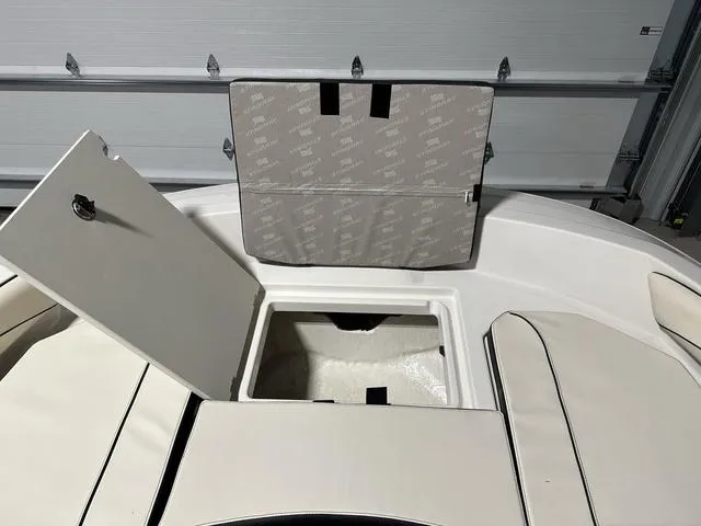 Slide: The Image of Stingray 206 CC 2023 - 18