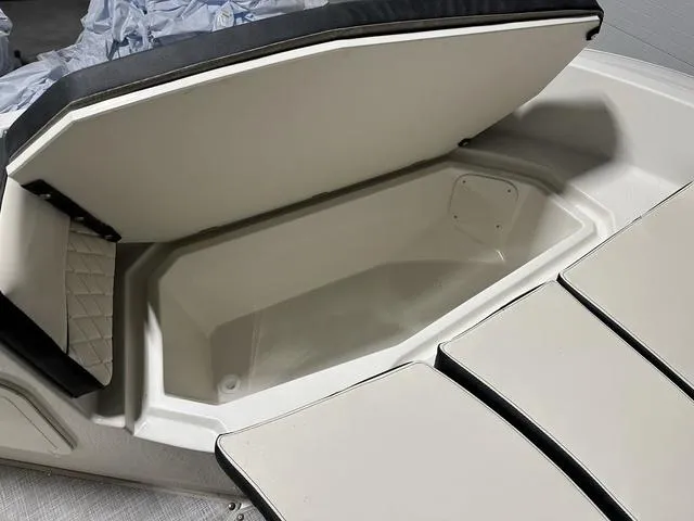 Slide: The Image of Stingray 206 CC 2023 - 20