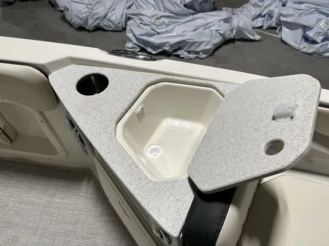 Slide: The Image of Stingray 206 CC 2023 - 26