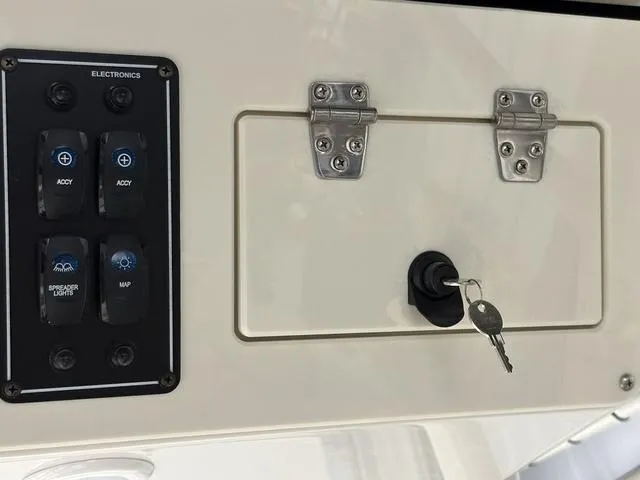 Slide: The Image of Stingray 206 CC 2023 - 30