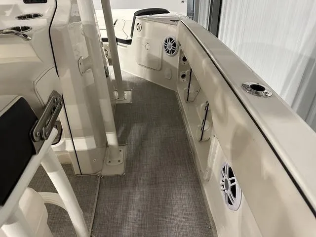 Slide: The Image of Stingray 206 CC 2023 - 9