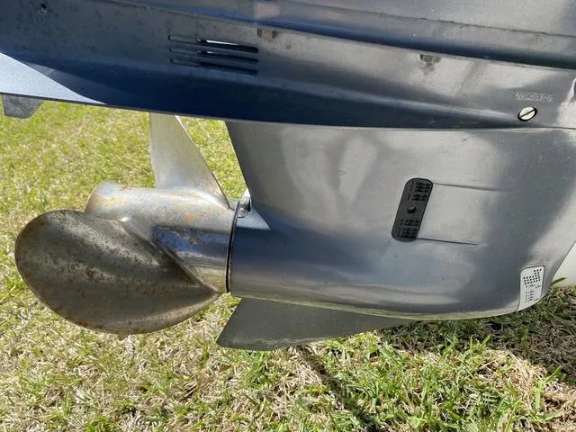Slide: The Image of Propeller of a 2016 Sea Hunt Edge 24 boat on grass. - 34