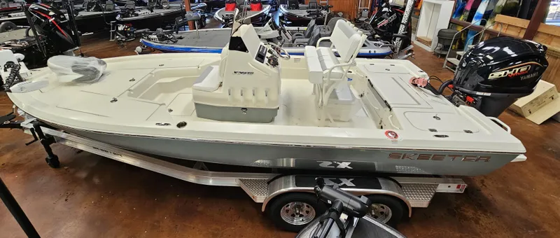 Slide: The Image of Skeeter SX221 2025 - 1