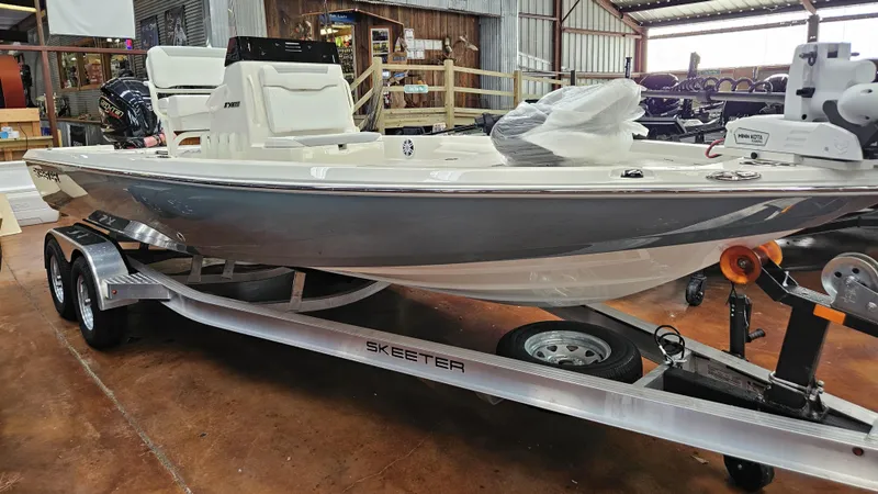 Slide: The Image of Skeeter SX221 2025 - 10