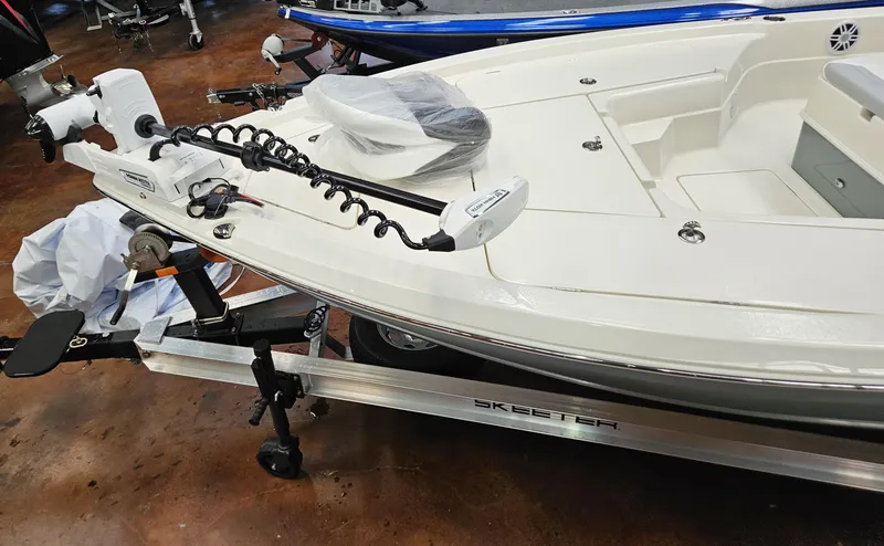 Slide: The Image of Skeeter SX221 2025 - 12