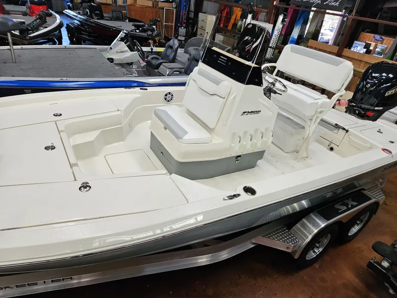 Slide: The Image of Skeeter SX221 2025 - 13