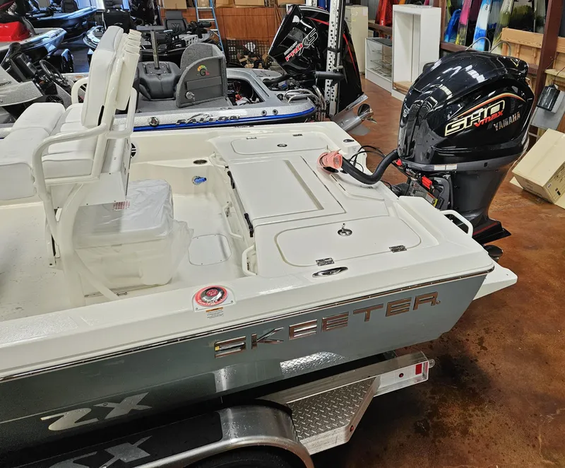 Slide: The Image of Skeeter SX221 2025 - 14