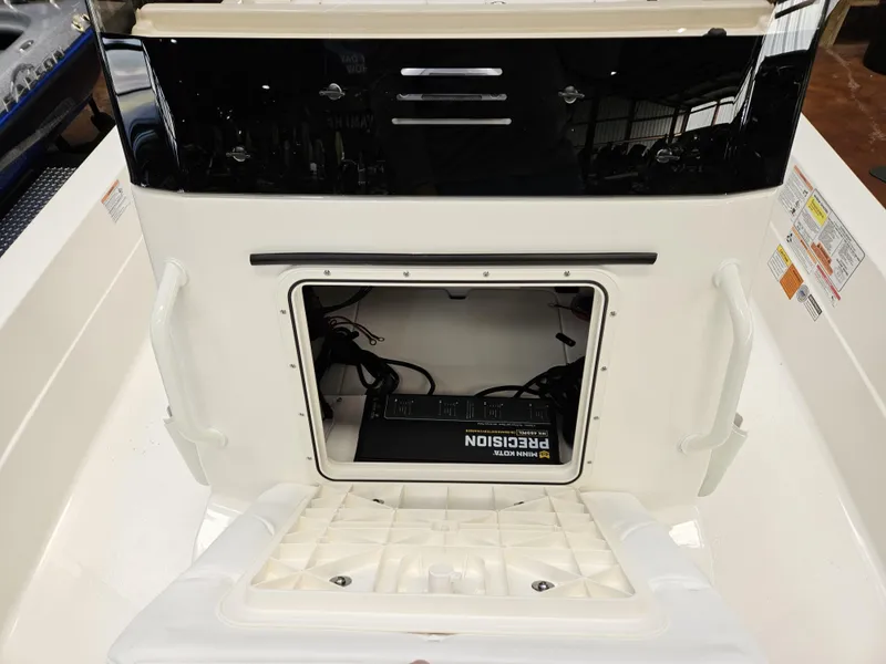 Slide: The Image of Skeeter SX221 2025 - 15