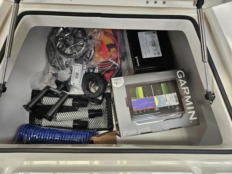 Slide: The Image of Skeeter SX221 2025 - 16