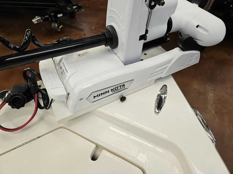 Slide: The Image of Skeeter SX221 2025 - 17