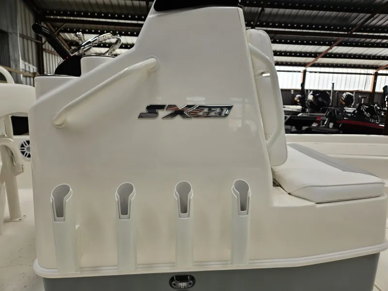 Slide: The Image of Skeeter SX221 2025 - 18