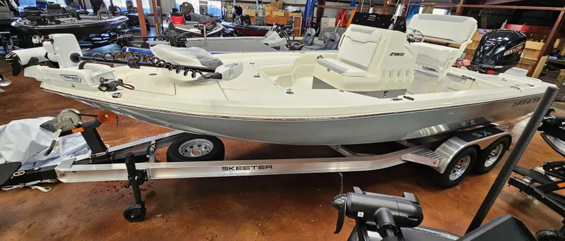 Slide: The Image of Skeeter SX221 2025 - 2