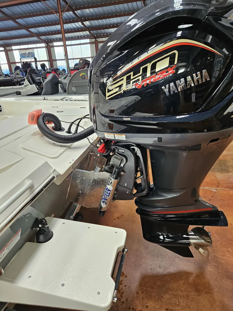 Slide: The Image of Skeeter SX221 2025 - 9