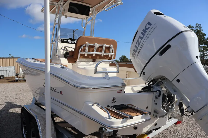 Slide: The Image of Pioneer 202 Sportfish 2025 - 7