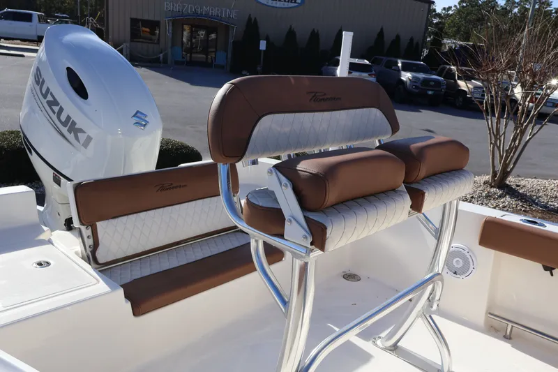 Slide: The Image of Pioneer 220 Bay Sport 2025 - 14