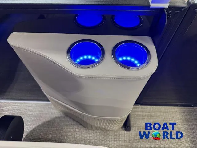 Slide: The Image of Bentley Pontoons Legacy 220 Swingback & Honda 4-Stroke EFI 2026 - 31