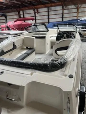 Slide: The Image of Bayliner VR4 Bowrider OB 2024 - 3