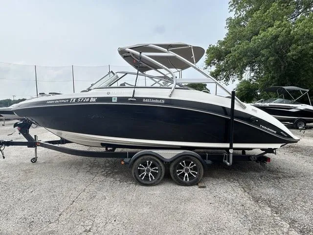 The Image of Yamaha 242 Limited S 2011 - 1