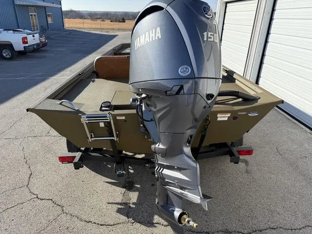 Slide: The Image of Avid 20 Rogue SC 2025 boat with Yamaha 150 outboard motor in a parking lot. - 4