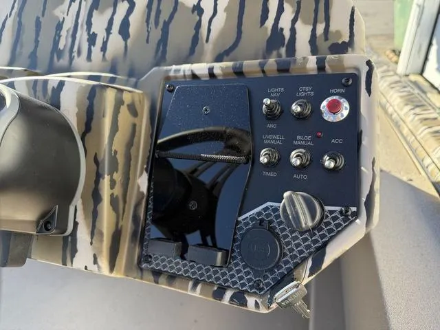 Slide: The Image of Avid 20 Vertex 2025 - 20