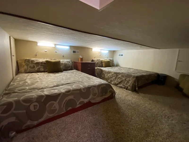 Slide: The Image of Bathroom and bedroom interior of 2005 Skipperliner Millenium boat, featuring modern amenities. - 19