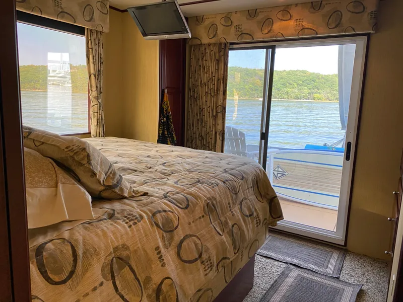 Slide: The Image of Staircase and hallway inside 2005 Skipperliner Millenium boat with abstract wall art. - 26