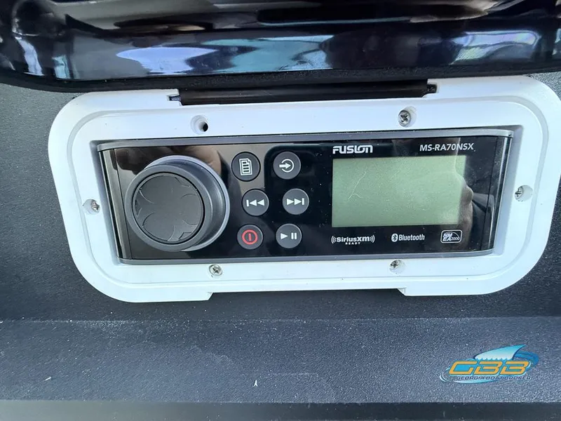 Slide: The Image of Fusion MS-RA70NSX stereo system on 2013 Monterey 264FS boat dashboard. - 31
