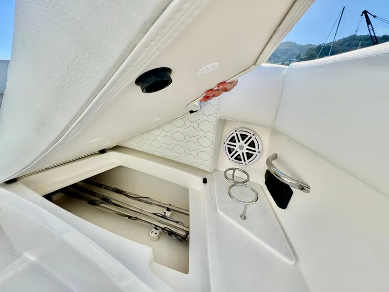 Slide: The Image of Tiara 34 LX 2026 - 38