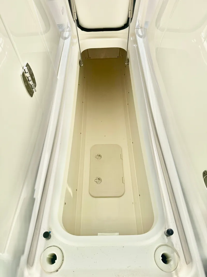 Slide: The Image of Tiara 34 LX 2026 - 42