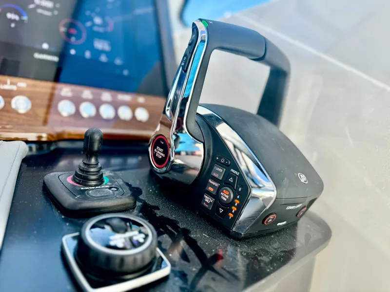 Slide: The Image of Tiara 34 LX 2026 - 46