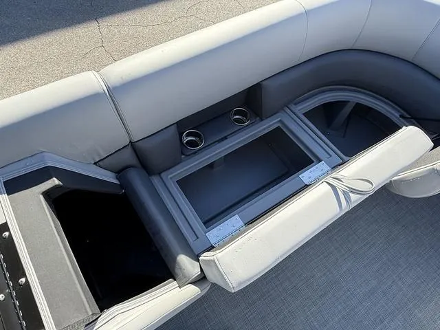 Slide: The Image of Bentley Pontoons Legacy 223 Navigator 2025 - 10