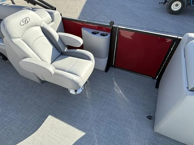 Slide: The Image of Bentley Pontoons Legacy 223 Navigator 2025 - 12