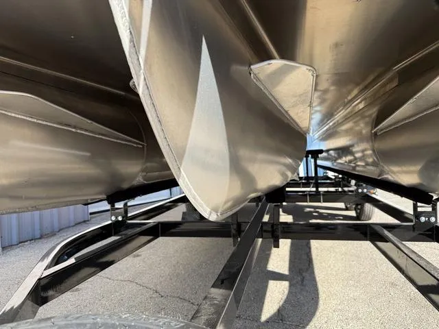 Slide: The Image of Bentley Pontoons Legacy 223 Navigator 2025 - 7