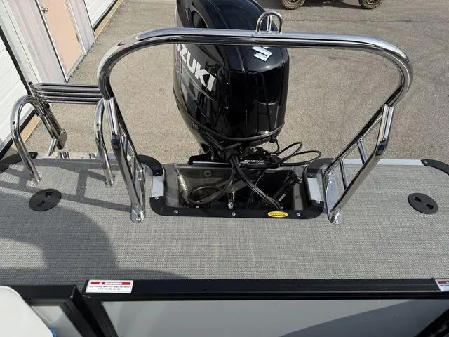 Slide: The Image of Bentley Pontoons Bolt 223 2025 - 23