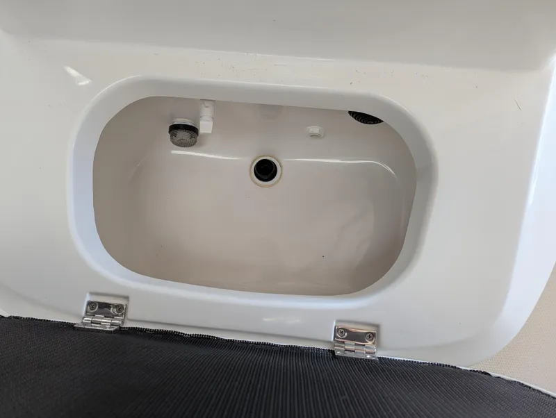 Slide: The Image of White sink basin in BlackJack 224 boat, 2025 model. - 15