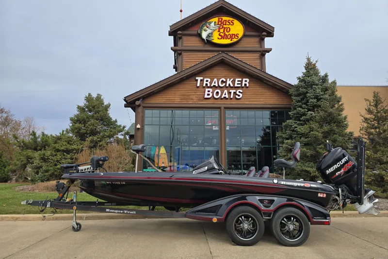 The Image of 2017 Ranger Z520C boat outside Bass Pro Shops Tracker Boats store. - 0