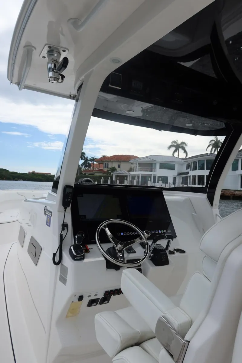 Slide: The Image of Edgewater 370CC 2019 - 51