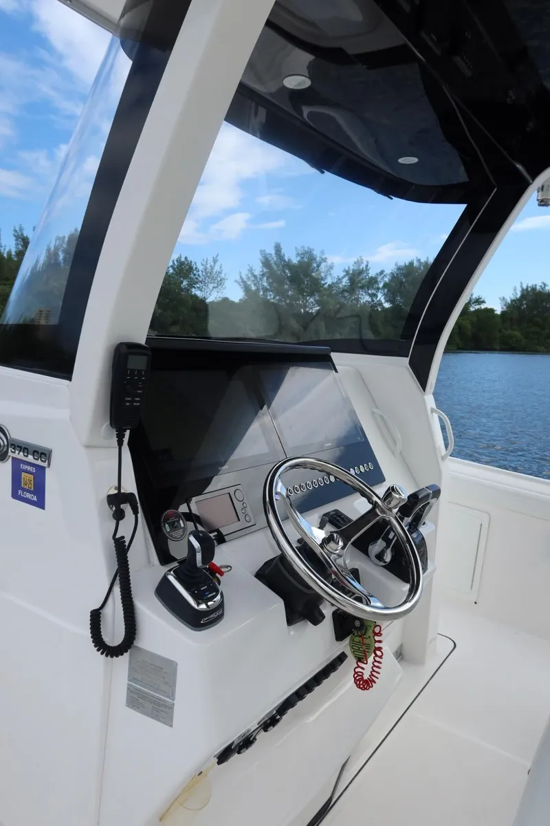 Slide: The Image of Edgewater 370CC 2019 - 52