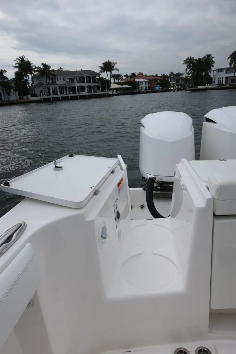 Slide: The Image of Edgewater 370CC 2019 - 53