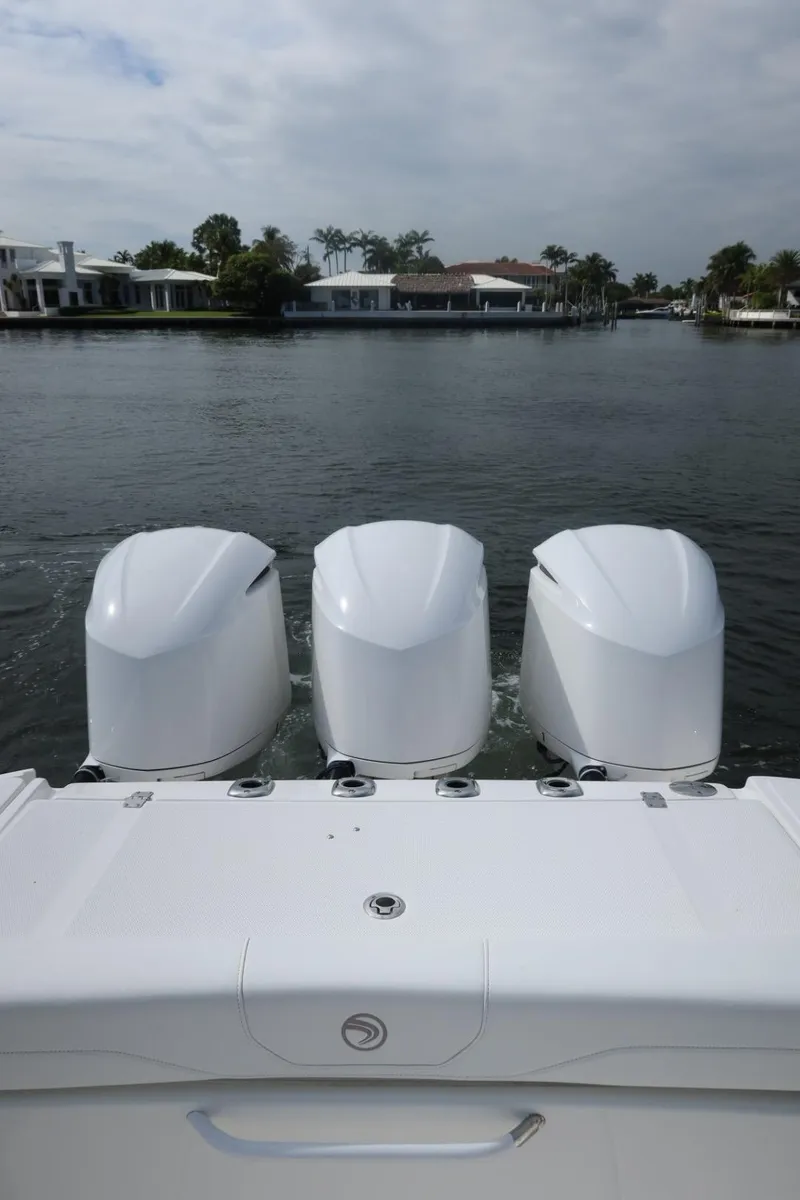 Slide: The Image of Edgewater 370CC 2019 - 54