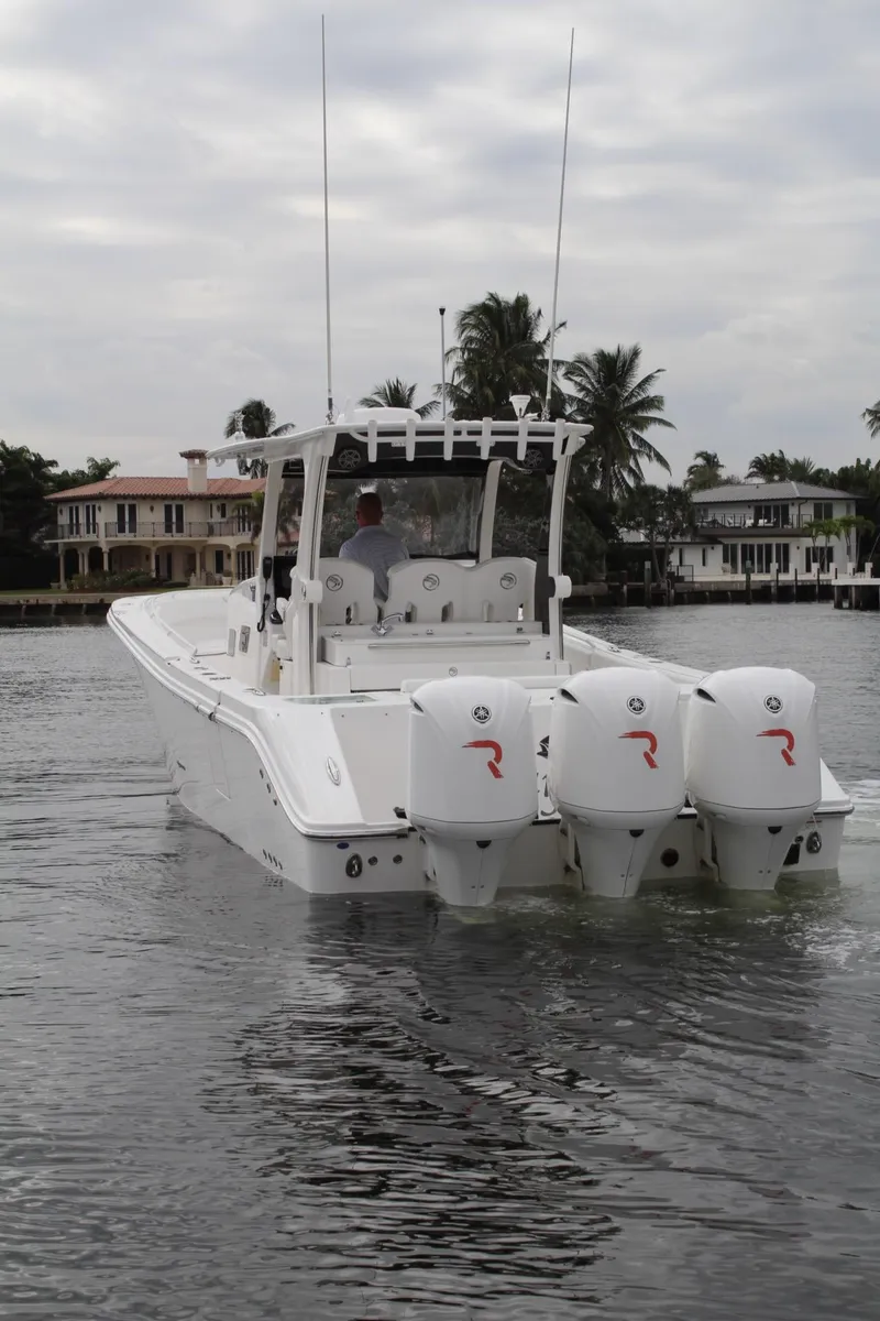 Slide: The Image of Edgewater 370CC 2019 - 55