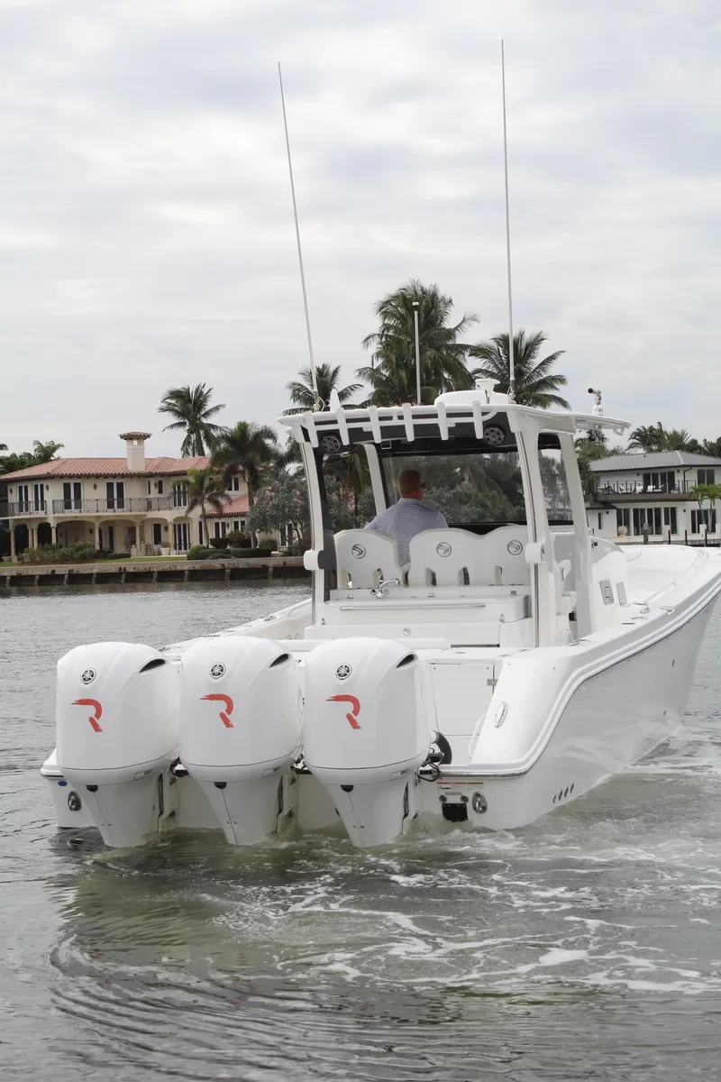 Slide: The Image of Edgewater 370CC 2019 - 57