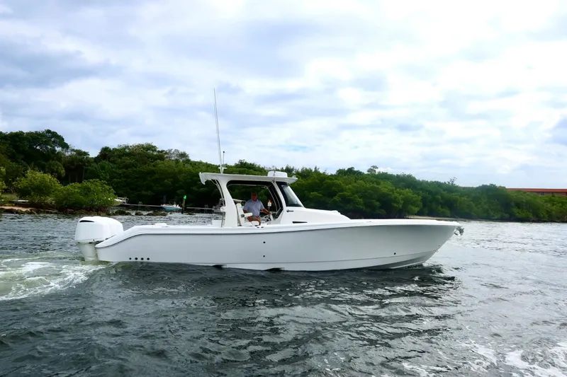 Slide: The Image of Edgewater 370CC 2019 - 60