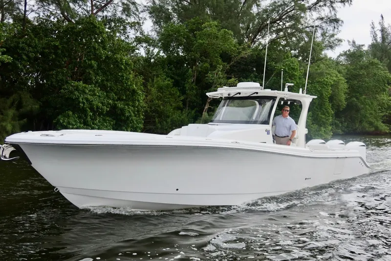 Slide: The Image of Edgewater 370CC 2019 - 63