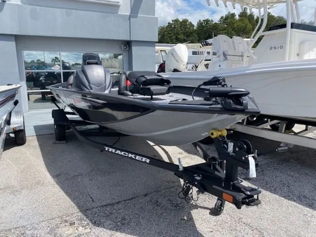 The Image of Tracker Pro Team 175 2025 - 1