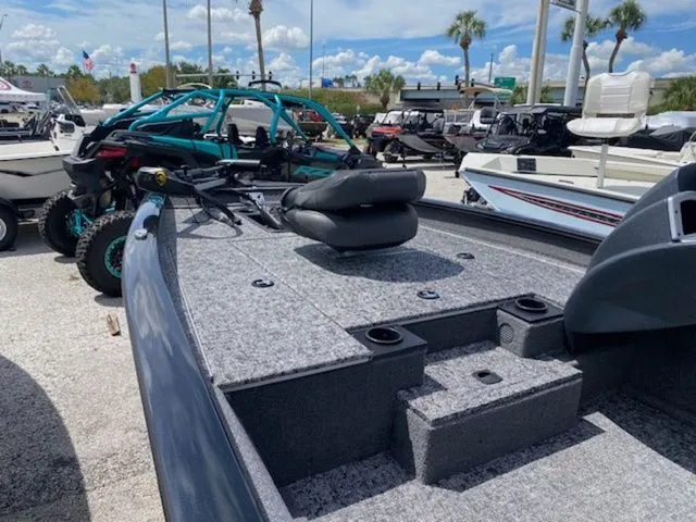 Slide: The Image of Tracker Pro Team 175 2025 - 4