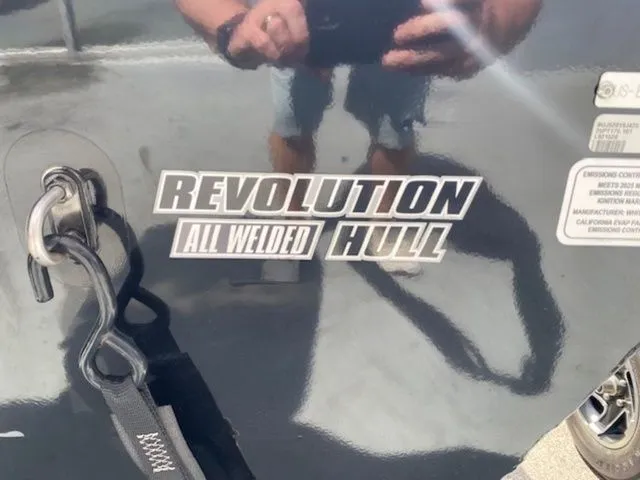 Slide: The Image of Tracker Pro Team 175 2025 - 7