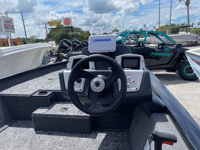 Slide: The Image of Tracker Pro Team 175 2025 - 8