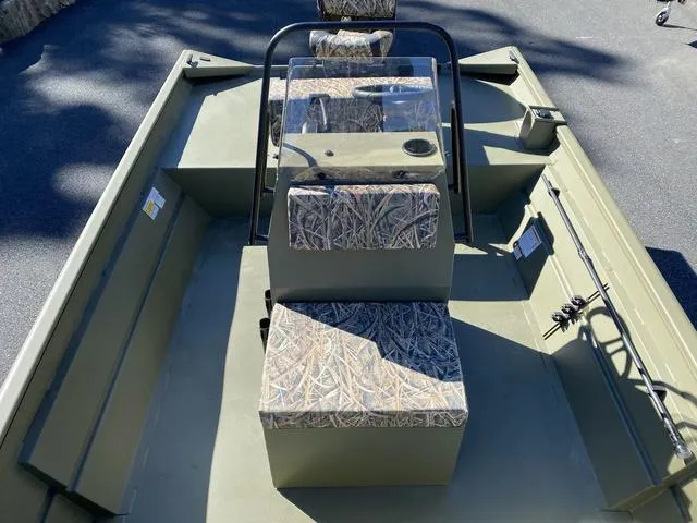 Slide: The Image of Lund 1870 Predator Z1870C Center Console 2025 - 11